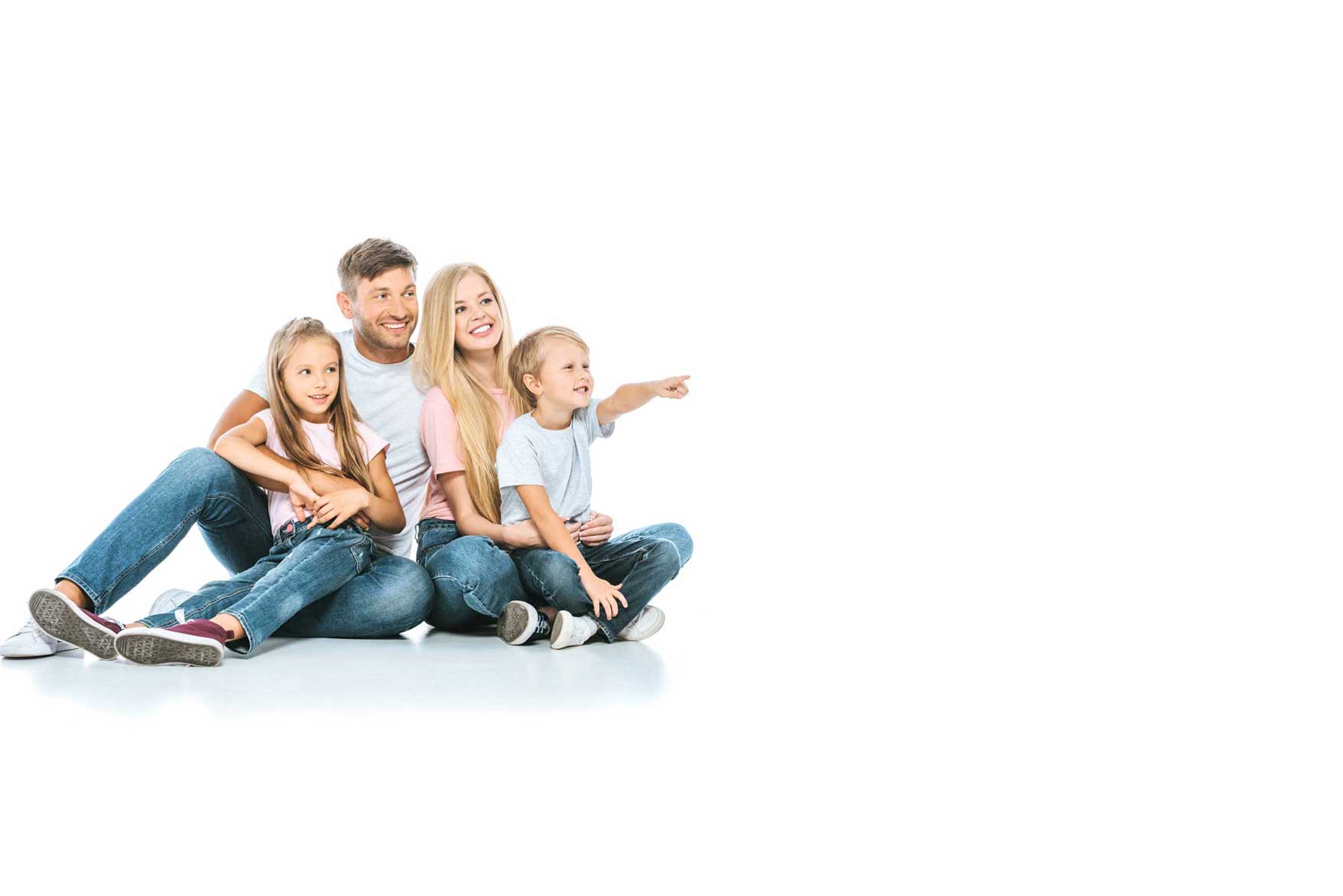 Famiglia giovane e bambini su sfondo bianco