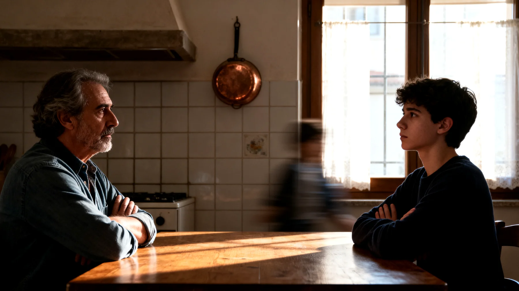 Genitori che faticano a comprendere e accettare le scelte di vita, i valori e le priorità dei figli giovani adulti, con incomprensioni legate a differenze culturali, tecnologiche e di visione del mondo tra generazioni"